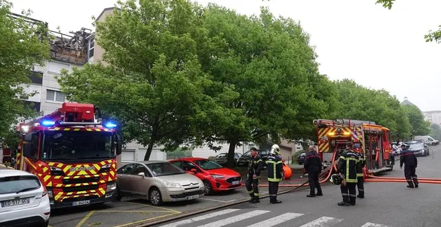 photo  une cinquantaine de pompiers est intervenue sur l’incendie qui a touché les bâtiments au 3 et 5 de l’avenue de rome à coulaines.  &copy;  le maine libre 