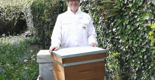 photo  jean-luc gatien, apiculteur amateur, dans son jardin de damigny.  &copy;  ouest-france 