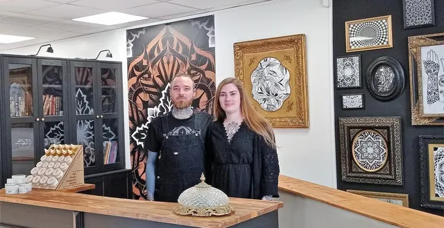 photo  loïc ysmal et anaëlle chaleix le couple de tatoueurs de dark ornements, rue barrabé à domfront.  &copy;  ouest-france 