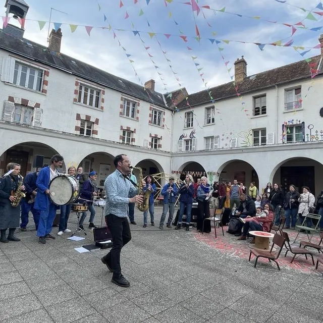 photo la fanfare des demi-écrémés est venue mettre l’ambiance en début de soirée.  ©  ouest-france