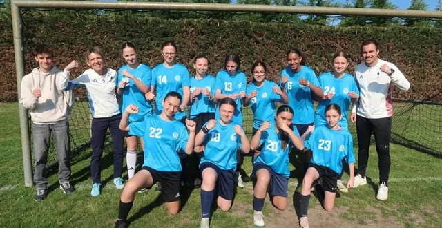 photo  beaufort, le 10 avril 2025. l’équipe de foot féminin du collège molière de beaufort : léonor, roxane, ninon, loëly, amira, mélina, camille, gabrielle, léonie, laïna et lisa. elles sont ici encadrées par catherine thomas-pesqueux et julian mingot, profs d’eps, ainsi que lévi, jeune coach.  &copy;  co – agathe le nueff 