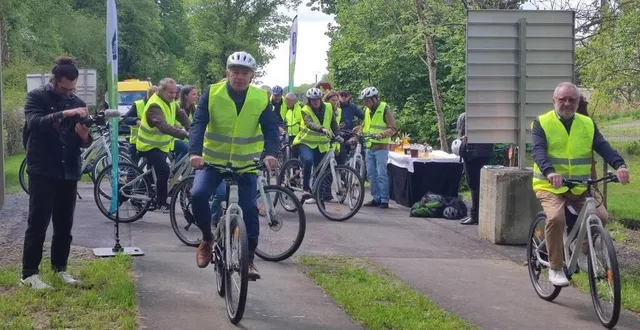 photo  le président michel ménard et jean-yves ploteau ont ouvert la balade sur la nouvelle voie verte de vallons-de-l’erdre (loire-atlantique), en direction de candé.  &copy;  ouest-france 