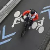 photo  photo d’illustration d’un cycliste en ville. 