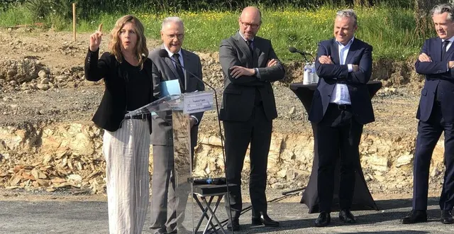photo  véronique maillet, maire ; philippe chopin, préfet ; roch brancour, vice président de la région ; richard yvon, conseiller départemental ; et christophe béchu, président d’angers loire métropole, vendredi, lors de la cérémonie.  &copy;  ouest-france 