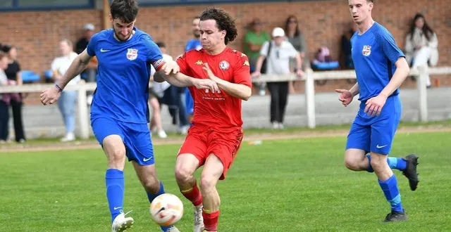 photo  cette victoire rassure les joueurs de ruaudin (en rouge) dans leur mission maintien.  &copy;  le maine libre 