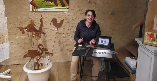 photo  céline bruneau a expliqué son travail sur l’acier.  &copy;  ouest-france 