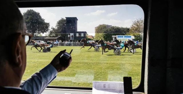 photo  peu après le départ de la course, les commissaires indiquent déjà quels coureurs sont disqualifiés.  &copy;  ouest-france 