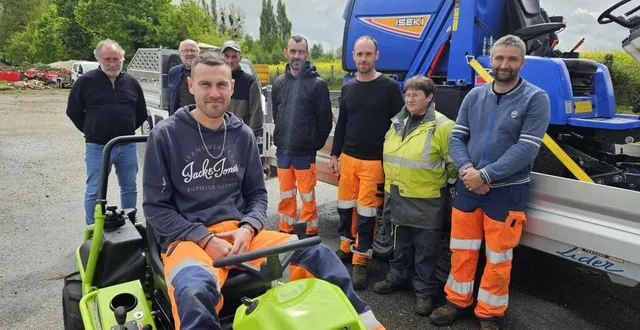 photo  aux côtés de son équipe, le responsable des services techniques, robin mérille, à droite, est ravi de l’acquisition de la nouvelle débroussailleuse de la commune.  &copy;  ouest-france 