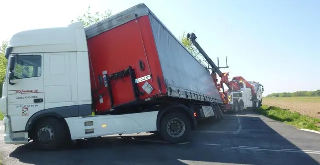photo  la remorque couchée bloquait la circulation entre le carrefour du domaine de bois-brinçon et le village de coutures, au sud d’angers.  &copy;  co 