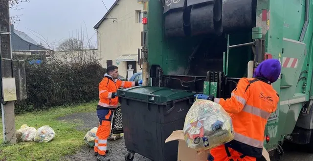 photo  benoît le laidier et corentin fossard ripeurs au sirtom de la région flers-condé collectent les sacs pour les jeter dans une benne bi-compartimentée.  &copy;  ouest-france 