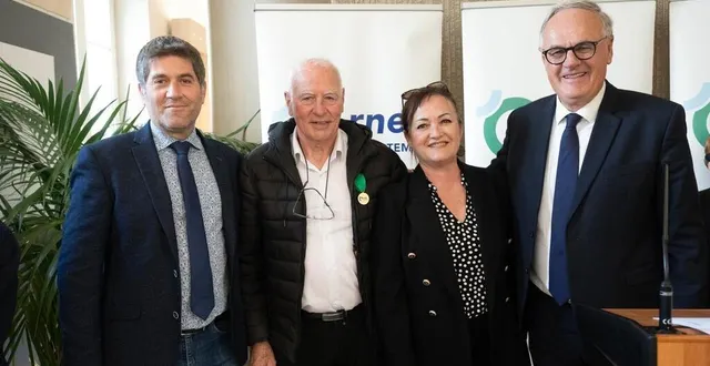 photo  marcel folliot au côté de catherine meunier, conseillère régionale, jérôme nury député de l’orne et christophe de balorre, président du conseil départemental.  &copy;  ouest-france 