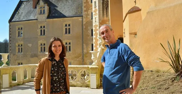 photo  tiphaine boulay et jérôme deshais. en certaines occasions, ce dernier, jardinier au château et historien amateur du château, guide les visites de la grande demeure seigneuriale.  &copy;  ouest-france 