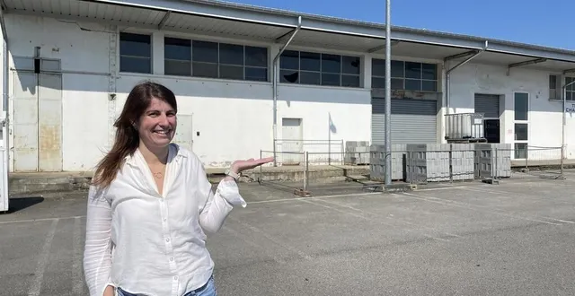 photo  anne-sophie chemin, cogérante du magasin super u d’alençon, devant le bâtiment qui abritera dans quelques mois le parc de jeux super kid.  &copy;  ouest-france 