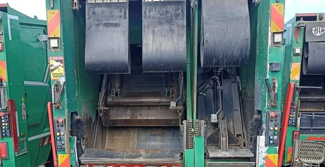 photo  lorsque les ripeurs collectent deux sacs à la fois, ils les répartissent dans ce camion à benne bi-compartimenté.  &copy;  sirtom flers condé 