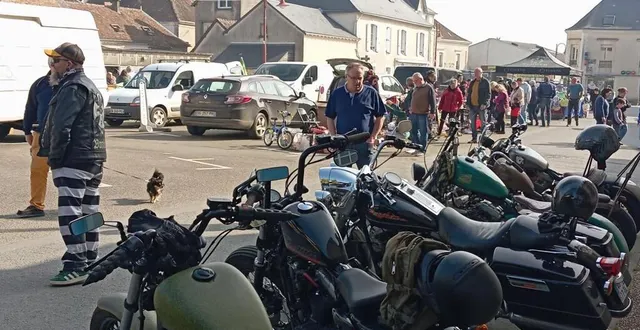 photo  le public est arrivé de bonne heure pour faire de bonnes affaires et admirer les motos exposées.  &copy;  le maine libre 