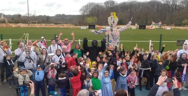 photo  les enfants des écoles de chaufour-notre-dame rassemblés autour de monsieur carnaval.  &copy;  le maine libre 