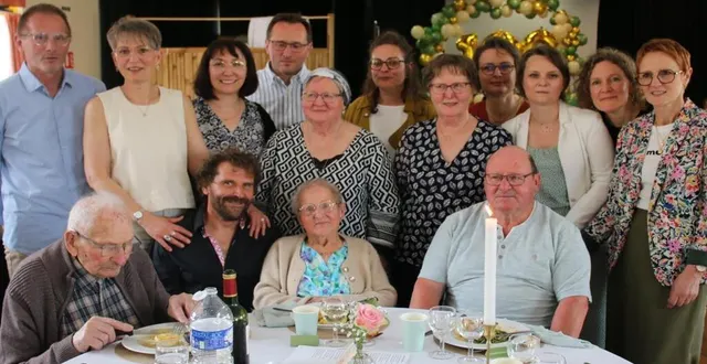 photo  suzanne triboudeau entourée de sa famille et d’un autre centenaire, louis boiteau..  &copy;  le maine libre 