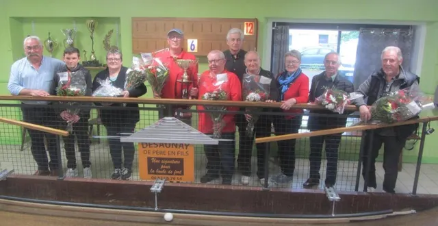 photo  bernard chauvat et paul taveau de la société beau coup de beaucouzé (au centre) entourés des seconds, dont noa buffet, 13 ans (deuxième à gauche), et troisièmes, des dirigeants du cercle de la courtille et de la maire de bécon-les-granits.  &copy;  ouest-france 