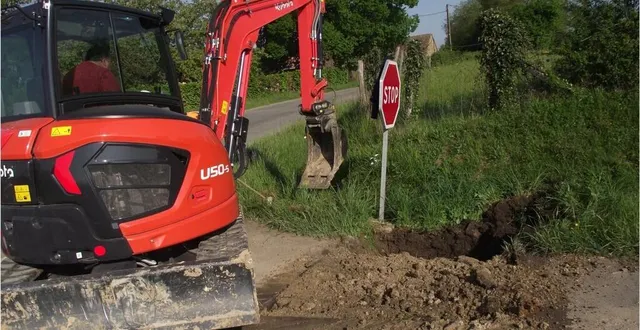 photo  des travaux de canalisation ont commencé, hier matin, au croisement de la route arthezé-villaines-la roche-simon, au lieu-dit la pinardière. les ouvriers vont procéder à la pose d’un débitmètre et d’une déviation qui évitera les coupures en cas de fuites sur la canalisation d’eau. ces travaux devraient durer deux jours, hors pose de l’enrobé.  &copy;  ouest-france 