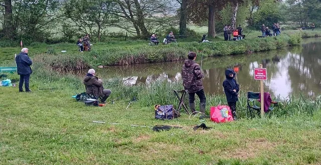photo  plus de 100 pêcheurs se sont retrouvés autour du plan d’eau.  &copy;  ouest-france. 