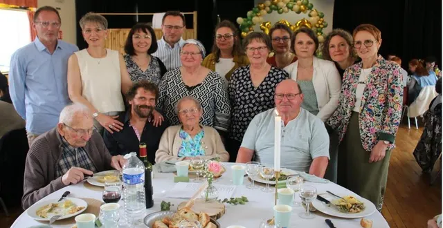 photo  suzanne triboudeau, (assise au centre), accompagnée de son fils jean-claude, à sa gauche, de louis boiteau, (à sa droite), et sa famille.  &copy;  ouest-france 
