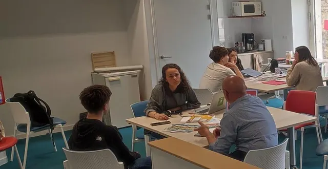 photo  les jeunes sont en situation réelle avec les professionnels.  &copy;  co 