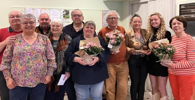 photo  samedi 26 avril a eu lieu la finale du challenge louis-tudoux , du nom du président de la société entre 1979 et 2010. c’est sa fille myriam, qui a remis le trophée : « je suis très fière de mon père, très honorée de le représenter. tous les dimanches, j’allais avec mon père à la boule de fort. il vivait sa passion, il aimait organiser des challenges. » elle a aussi pu apprécier le fait que les femmes jouent de plus en plus. elles qui ne sont arrivées au cercle que dans les années 1990, le sport étant jusque-là réservé aux hommes. côté compétition, c’est l’équipe del-amo de candé qui l’a emporté (12 à 5) contre l’équipe dansac d’écouflant. h. paul dupuit et odile bonnin, de saint-georges-sur-loire, complètent le podium. 64 équipes (dont 20 locales) étaient inscrites, soit 29 sociétés. « nous sommes contents de jouer ensemble et de partager une passion commune, témoigne le couple del-amo. je suis fière de ma femme, cela ne fait qu’un an qu’elle fait de la compétition. »  &copy;  co 