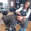 photo  instants de détente au coin barber lors de ce rasage à l’ancienne. 