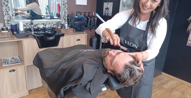 photo  instants de détente au coin barber lors de ce rasage à l’ancienne.  &copy;  le maine libre 