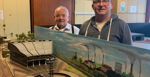 photo  daniel gaubusseau et claude hernandez, membres du club des modélistes ferroviaires du maine.  &copy;  le maine libre 