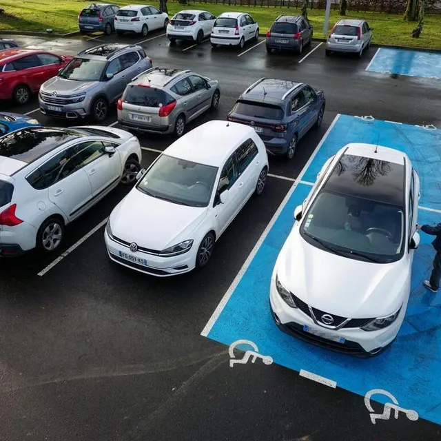 photo des places de stationnement réservées aux personnes à mobilité réduite (pmr).  ©  jean-michel niester/ouest-france