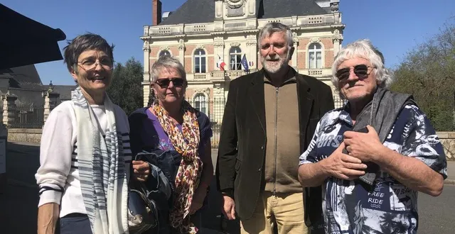 photo  beaufort-en-anjou, le 9 avril 2025. marie-claire grangeard, françoise rolland, andré laurent et daniel penin figurent parmi les animateurs du collectif des maisons fissurées.  &copy;  co – christophe ricci 