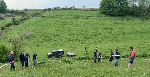 photo  les bénévoles balisent le parcours de la seconde spéciale qui aura lieu dans un herbage de la famille liard, à la croix-blanche.  &copy;  ouest-france 