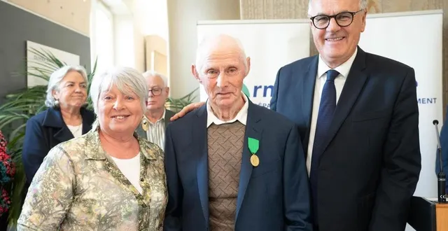 photo  eugène bitu, entouré par marie-françoise frouel, conseillère départementale, et christophe de balorre.  &copy;  conseil départemental 61 