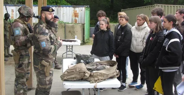 photo  les collégiens de françois-rabelais ont été reçus au camp militaire de saint-jean-de-linières (saint-léger-de-linières), jeudi 24 avril.  &copy;  ouest-france 