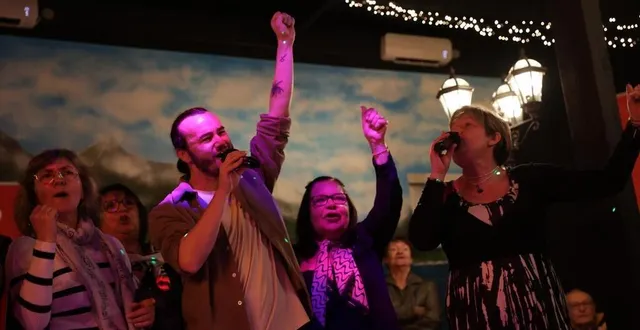 photo  benoît, maestro de « n’oubliez pas les paroles », lors du premier karaoké organisé près d’angers par ouest-france et le loop’n box.  &copy;  archives ouest-france 
