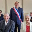 photo  noëlline et robert rose, avec le maire, didier duvaldestin. 