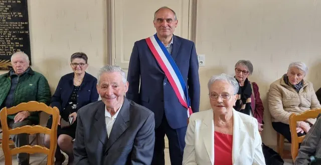 photo  noëlline et robert rose, avec le maire, didier duvaldestin.  &copy;  ouest-france 