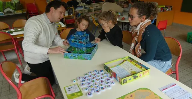 photo  parents et enfants jouent ensemble.  &copy;  ouest-france 