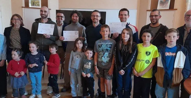 photo  les lauréats récompensés lors de cette remise de prix du budget participatif, en présence des élus et du conseil municipal des jeunes.  &copy;  co 