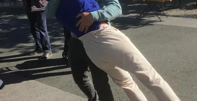photo  deux danseurs de la compagnie hmg ont évolué au marché de saint-barthélemy-d’anjou, mardi matin.  &copy;  co 
