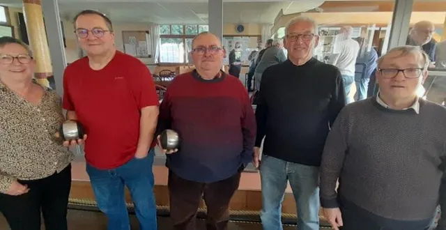 photo  « c’est la première fois que je faisais ce concours. avec robert, cela nous fait plaisir d’avoir gagné », résumait christian réveillère, grand amateur de boules de fort. dimanche a eu lieu une belle rencontre entre les finalistes du concours à thouarcé. menés 10 à 5, christian et robert ont inversé la tendance pour l’emporter 12 à 10, au bout de 2 h 15 de jeu. gilbert anger, président, résumait : « nous avons accueilli 45 équipes cette année, soit une dizaine de plus que l’année dernière. le concours s’est bien déroulé, dans une bonne ambiance. » prochain évènement de la société : le vide-greniers dimanche 20 juillet.  &copy;  co 