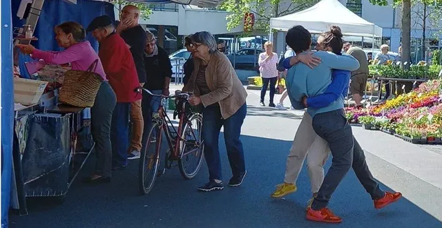 photo  qui est ce couple enlacé qui dansait au milieu du marché, hier matin ? jonathan guichard et lauren bolze, qui présentent leur spectacle « thaumazein », ce soir, au thv.  &copy;  ouest-france 