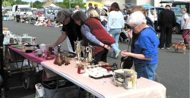 photo  les chineurs étaient au rendez-vous toute la journée à la recherche de la bonne affaire.  &copy;  ouest-france 