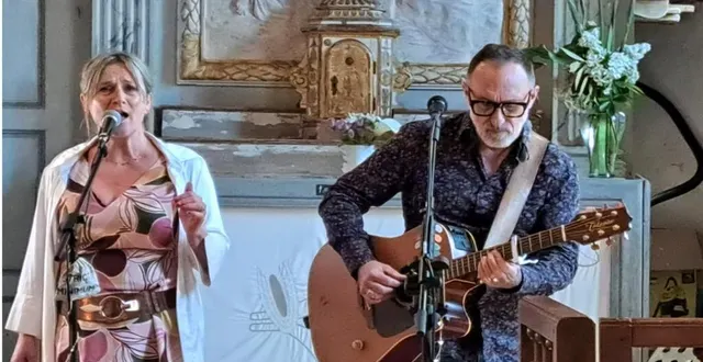 photo  le duo strict minimum a chanté pour les amis de la chapelle de flacé, dimanche après-midi. c’est une des occasions de contempler cette chapelle que l’association remet en état depuis plusieurs années. isabelle au chant et jean-louis à la guitare ont interprété des chansons pop et folk. un retour aux sources pour isabelle qui a passé son enfance à souligné.  &copy;  ouest-france 