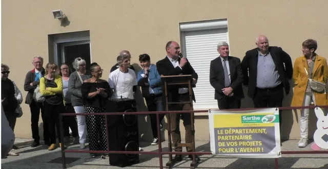photo  dimanche, élus locaux et habitants du village ont fait le déplacement pour l’inauguration de la réouverture de la boulangerie du village. « la réussite de ce commerce dépendra aussi de nous tous », a rappelé le maire patrick manuel. « si vous savez où on peut trouver la patate douce blanche, on vous fera goûter à une des spécialités réunionnaises, mon pays natal » a promis la boulangère.  &copy;  ouest-france 