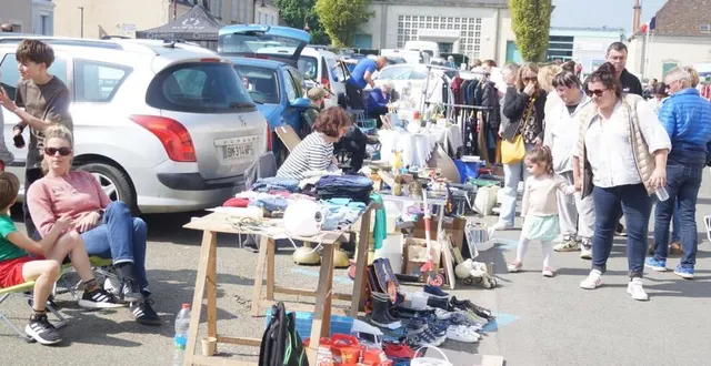 photo  le comité des fêtes du village a organisé dimanche son premier bric-à-brac de la saison. après la déconvenue de l’année passée due à un temps pluvieux, cette année certains exposants avaient monté leur stand dans la salle des fêtes. les autres se sont installés en extérieur et ont profité d’un grand soleil et d’un public venu nombreux.  &copy;  ouest-france 