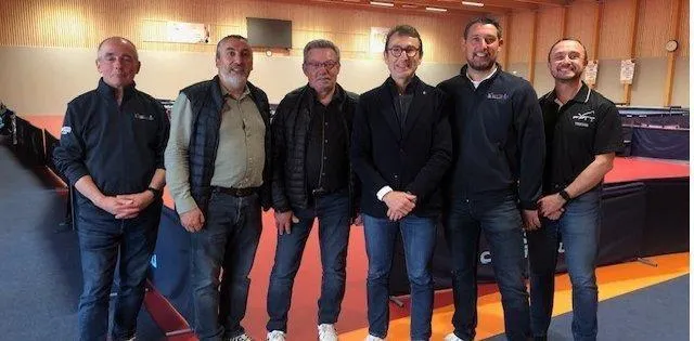 photo  gilles erb (au centre), président de la fftt a visité la salle de tennis de table communautaire accompagné de francis hervé, président du maine cœur de sarthe tennis de table et du comité 72, du maire, jean-luc suhard et du vice-président de la communauté de commune, emmanuel clément.  &copy;  ouest-france 