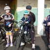 photo le petit timéo 2 ans, juché sur le vélo de sa maman est ravi de prendre le départ pour la randonnée vtt.