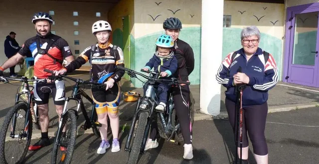 photo  le petit timéo 2 ans, juché sur le vélo de sa maman est ravi de prendre le départ pour la randonnée vtt.  &copy;  ouest-france 